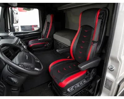 Productafbeelding van Bekleding voor DAF XF 106 vrachtwagens (2015–2021), zwart met rood