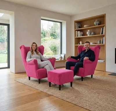 Produktbild von 2er-Set Ohrensessel ZOJA Royal – inkl. Hocker, Velours in Fuchsia, Family Meble, KI-generiertes Bild