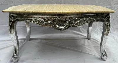 Produktbild von Casa Padrino Barock Couchtisch Silber / Creme - Rechteckiger Massivholz Wohnzimmertisch mit Marmorplatte - Barockstil Wohnzimmer Möbel - Barock Möbel - Antik Stil Wohnzimmer Möbel