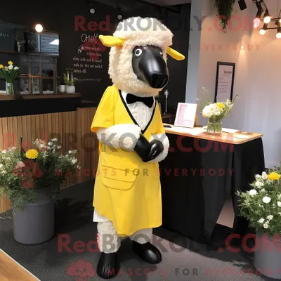 Produktbild von Maskottchen REDBROKOLY eines zitronengelben Suffolk-Schafs mit Wickelkleid und Manschettenknöpfen