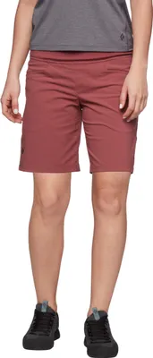 Damen-Shorts in Rot von Black Diamond; getragen von einer Frau; die aufrecht steht.