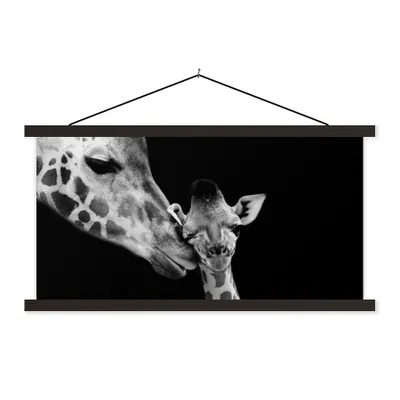 Produktbild von MuchoWow® Textilposter Tiere - Schwarz - Weiß - Giraffe - Porträt 120x60 cm mit schwarzem Rahmen - Dekoration Schlafzimmer