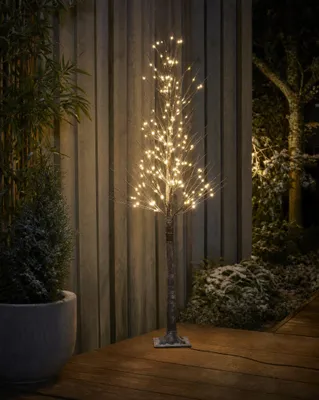 Produktbild von Northpoint LED Baum 150 cm mit Schneeverzierung 240 Warmweiße LEDs, 5 Meter Kabel & Timer-Funktion, KI-generiertes Bild