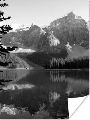 Produktbild von MuchoWow® Poster Schneebedeckte Berge und Wälder, die sich im Moraine Lake in Kanada spiegeln - schwarz und weiß 30x40 cm - Wandplakat - Poster Kinderzimmer
