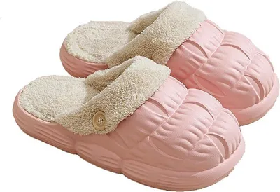Paar rosa flauschige Clog-Hausschuhe mit strukturiertem Obermaterial und dekorativem Knopf an der Seite