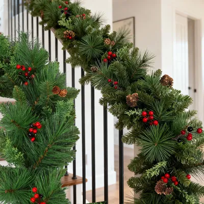 Produktbild von Künstliche Weihnachtsgirlande 270 cm mit Tannenzapfen und Stechpalme Ilex Beeren Girlande Tannengirlande Weihnachtsdekoration