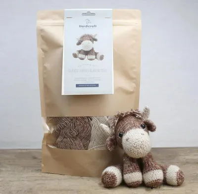 Produktbild von Hardicraft Strickset Kuscheltier Luke Hochländer 20 cm DIY Paket