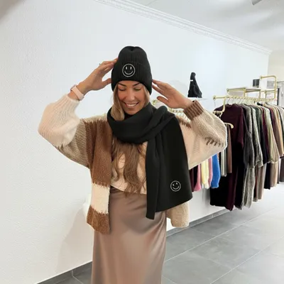 Produktbild von Schal Smiley "Nora" Schwarz, Einheitsgröße kuscheliger Schal mit Smiley Stickerei, für Frauen Schalen, Damenschal Winter Schal, Halsbedeckung Schals