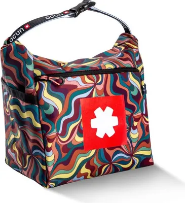 Boulder Bag von Ocun in buntem; wellenförmigem Design mit rotem Logo.