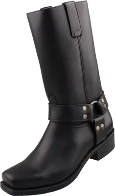 Auf dem Bild ist ein schwarzer Stiefel zu sehen der von der Seite betrachtet wird. Die Oberfläche des Stiefels weist eine glatte und glänzende Textur auf.