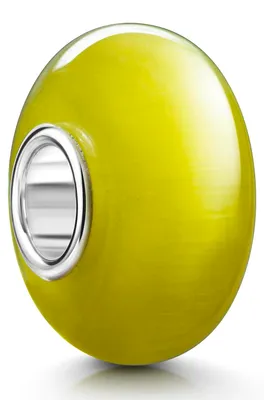 Gelb schimmernder Glas Bead mit schmaler silberner Hülse, leicht schräg fotografiert auf weißem Hintergrund.