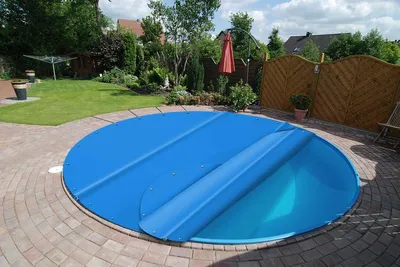 Produktbild von SafeDeluxe® Runde Poolplane Stangenabdeckung ohne Stangen (Durchmesser der Plane = 500cm, Hellblau RAL5015) Rollabdeckung Poolabdeckung Abdeckung aus LKW Plane