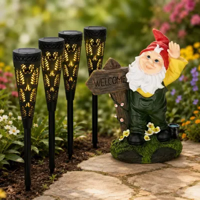 Immagine prodotto di Set decorativo da giardino di benvenuto (2 pezzi) – Gnomo di benvenuto resistente al gelo e lampada solare a forma di torcia