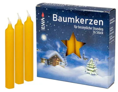 Das Bild zeigt eine Packung mit gelben Baumkerzen vor einer winterlichen Szenerie auf der Verpackung die 16 Stück für besinnliche Stunden enthält und eine sternförmige Aussparung hat durch die man die Kerzen sehen kann