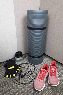 Image de Tapis de yoga gris de 10 mm, idéal pour le fitness