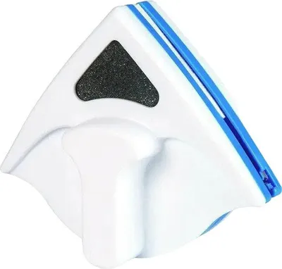 Weiß-blauer magnetischer Fensterreiniger in Dreiecksform mit schwarzem Scheuerpad