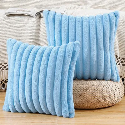 Produktbild von Set mit 2 dekorativen Kissenbezügen aus Kunstfell, weich und flauschig mit Streifenmuster für Sofa und Schlafzimmer, hellblau, 50 x 50 cm