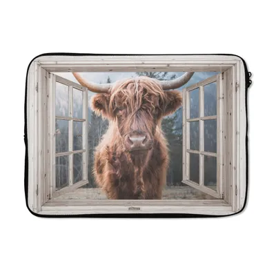 Produktbild von MuchoWow® Laptop Hülle 13 Zoll Schottischer Highlander - Kuh - Berg - Aussicht Laptoptasche - Laptophülle - Sleeve - Rundumschutz