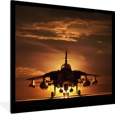 Produktbild von MuchoWow® Gerahmtes Poster Die Silhouette eines Kampfjets bei Sonnenuntergang 40x40 cm - Poster mit Schwarzem Bilderrahmen Wandposter Rahmen Foto Bilder - Mit Rahmen - Wanddekoration Schlafzimmer