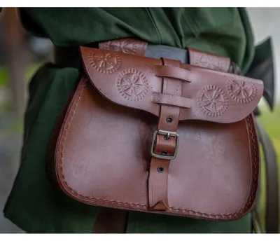 Produktbild von Mittelalter Gürteltasche braunes Leder geprägt Messingschnalle 16x21x5 cm