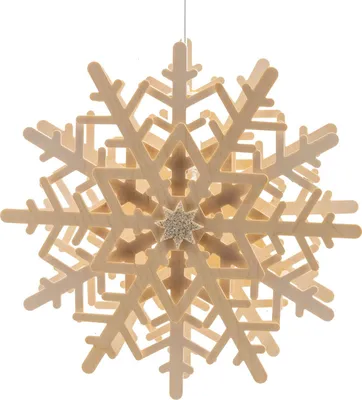 Ein kunstvoll gestaltetes Fensterbild zeigt einen filigranen Schneekristall aus hellem Holz mit einem funkelnden Stern in der Mitte das an einem Faden aufgehängt ist und eine warme winterliche Atmosphäre verbreitet