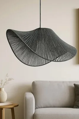 Immagine prodotto di Opviq, lampadario di alta qualità, corpo in plastica, calotta in rafia, Ø 50 h: 18 cm, altezza regolabile 18-53 cm, attacco E27, max. 40 W, IP20, moderna tonalità di grigio, ideale per ambienti eleganti.