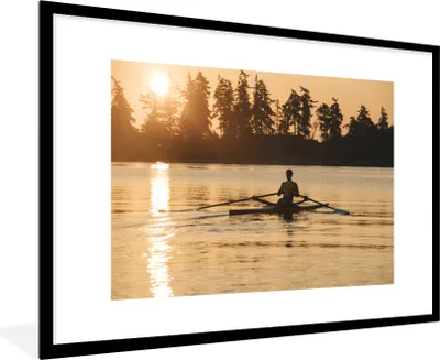 Produktbild von MuchoWow® Gerahmtes Poster Ein Mann rudert bei Sonnenuntergang 90x60 cm - Poster mit Schwarzem Bilderrahmen Wandposter Rahmen Foto Bilder - Wanddekoration - Fotos