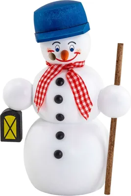 Ein fröhlicher Schneemann mit blauem Hut und rot-weiß kariertem Schal hält eine Laterne in der einen Hand und einen Stock in der anderen Hand während er freundlich lächelt