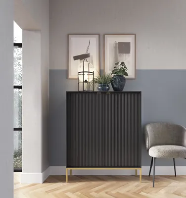 Produktbild von Sideboard 100 cm Visanna – Zweitürige Kommode mit geriffelten Fronten & goldenen Griffen (Schwarz + Gold)