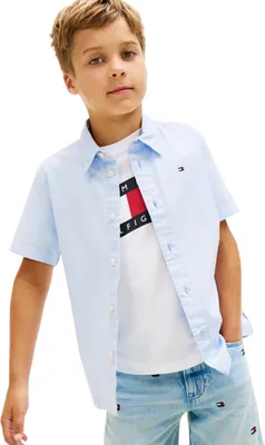 Zdjęcie produktu dla Koszulka Tommy Hilfiger dla chłopców, model Oxford, krótki rękaw, materiał elastyczny, kolor niebieski (Sweet Blue), rozmiar 12 lat