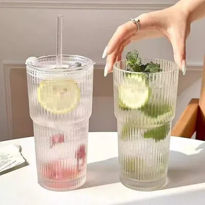 Produktbild von 2PCS 600 ml Glasbecher mit Deckel und Strohhalm, 20 Unzen Eiskaffeebecher mit Deckel, Glastrinkbecher mit Strohhalm, ideal als Reisebecher