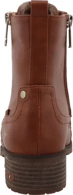 Das Bild zeigt einen braunen Stiefel der aus Leder gefertigt ist und eine schlichte sowie elegante Form hat. Der Stiefel ist von der linken Seite zu sehen wodurch seine Konturen und den charakteristischen Schaft gut zur Geltung kommen.