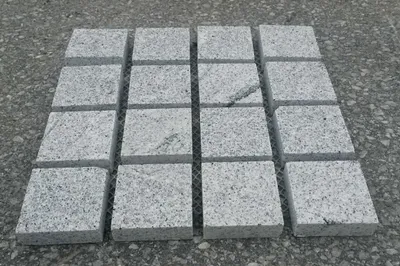 Produktbild von Pflasterstein Granit auf Netz 50 x 50 x 3,5 cm grau