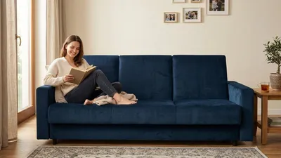 Produktbild von Schlafsofa ALICJA B Monolit – mit Schlaffunktion, Webstoff in Blau, Family Meble, KI-generiertes Bild