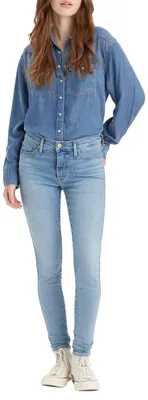 Productafbeelding van Levi's dames jeans, model 310 Shaping Super Skinny, met een "Off Kilter Clean Hem" afwerking, maat 26W / 28L
