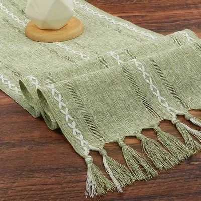 Zdjęcie produktu dla Obrus w stylu boho z pomponami na uroczystości