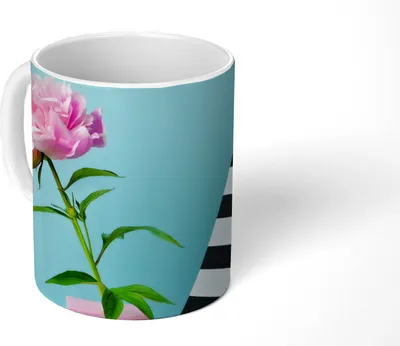 Produktbild von MuchoWow® Tasse Kaffeetasse Kaffeebecher 350 ml Rosa Pfingstrose mit blauem Hintergrund Teetasse - Fototasse - Becher - Keramikbecher - Teebecher - Kaffeetasse - Bürotasse