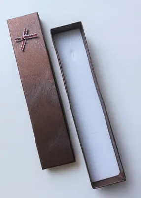 Image de longue boîte brune emballage cadeau décoratif