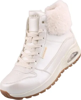 Das Bild zeigt einen weißen Freizeitschuh der von der Seite betrachtet wird. Der Schuh hat ein schlichtes Design mit einer sportlichen Silhouette und einer hellen Sohle.