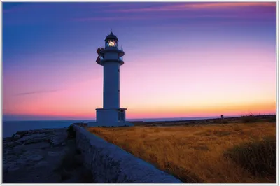 Produktbild von Wallario Wandbild Leuchtturm am Abend auf den Balearen Malerischer Himmel, Größe: 61 x 91,50 cm, Poster mit weißem Aluminiumrahmen