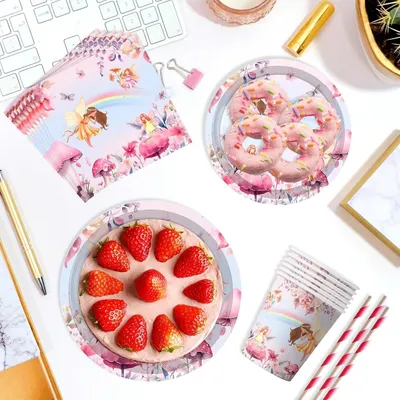 Productafbeelding van 101-delig set feeën-feestservies voor een verjaardagsfeestje voor meisjes, geschikt voor 10 gasten. De set bevat papieren borden, servetten, papieren bekers, een tafelkleed, een guirlande en taartdecoratie voor een kinderfeestje