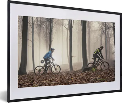 Produktbild von MuchoWow® Gerahmtes Poster Mit dem Mountainbike über einen Waldweg 60x40 cm - Poster mit Schwarzem Bilderrahmen Wandposter Rahmen Foto Bilder - Schlafzimmer - Plakat in Rahmen - Drucken