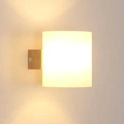 Immagine prodotto di Lampada da parete interna in legno Mckalen, portalampada E27 con paralume in vetro, illuminazione da parete moderna per interni, ideale per camere da letto, soggiorni, cucine, corridoi e scale – colore bianco opaco