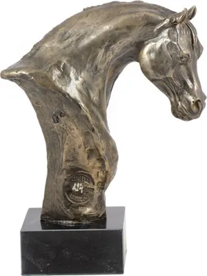 Productafbeelding van Australisch fokuspard I - elegante sculptuur, paardenbeeld op een stenen voetstuk, trofee voor paardenrennen, merk Art-Dog
