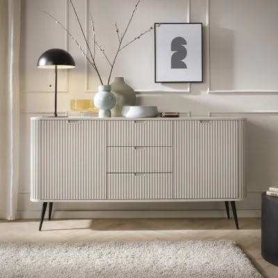 Produktbild von Ovale Kommode PORTO K2D3SZ Rillenfront Cashmere Matt auf Schwarzen Füßen