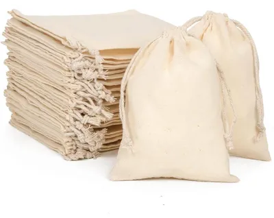 Zdjęcie produktu dla 24 sztuki bawełnianych woreczków o wymiarach 12x16 cm z sznurkiem, idealne do projektów DIY, kalendarzy adwentowych i pakowania prezentów