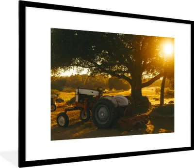 Produktbild von MuchoWow® Gerahmtes Poster Traktor - Sonne - Baum - Landschaft 80x60 cm - Poster mit Schwarzem Bilderrahmen Wandposter Rahmen Foto Bilder - Schlafzimmer-Dekorationen - Fotoposter
