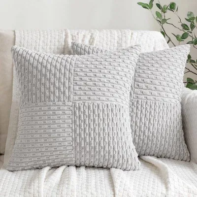 Zdjęcie produktu dla Miękkie poszewki na poduszki z sztruksu, 50 x 50 cm, jasnoszare, 2 sztuki