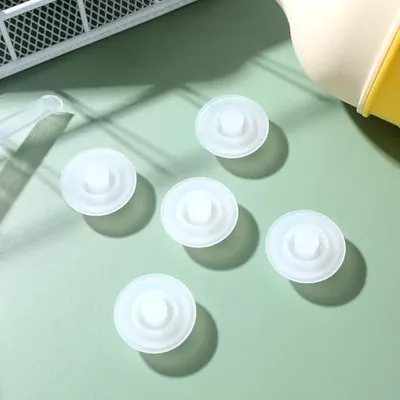 Immagine prodotto di 5 tappi in silicone a prova di perdite e pratici tappi per bottiglie, ideali per borracce, attività all'aperto e sport