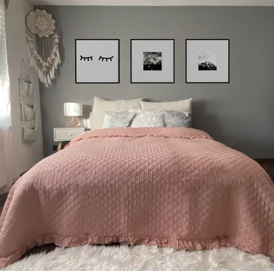 Produktbild von HOMELEVEL Tagesdecke Bett & Sofaüberwurf 240cm x 220cm Bettüberwurf Sofa Tages Decken Betthusse XXL Decke Überwurf Altrose Rüschen